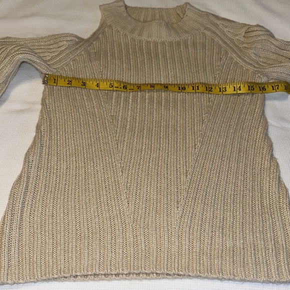 525 Cable Knit Cut Out One Shoulder Puff Sleeve Pullover Size XS Cream - Picture 9 of 12
